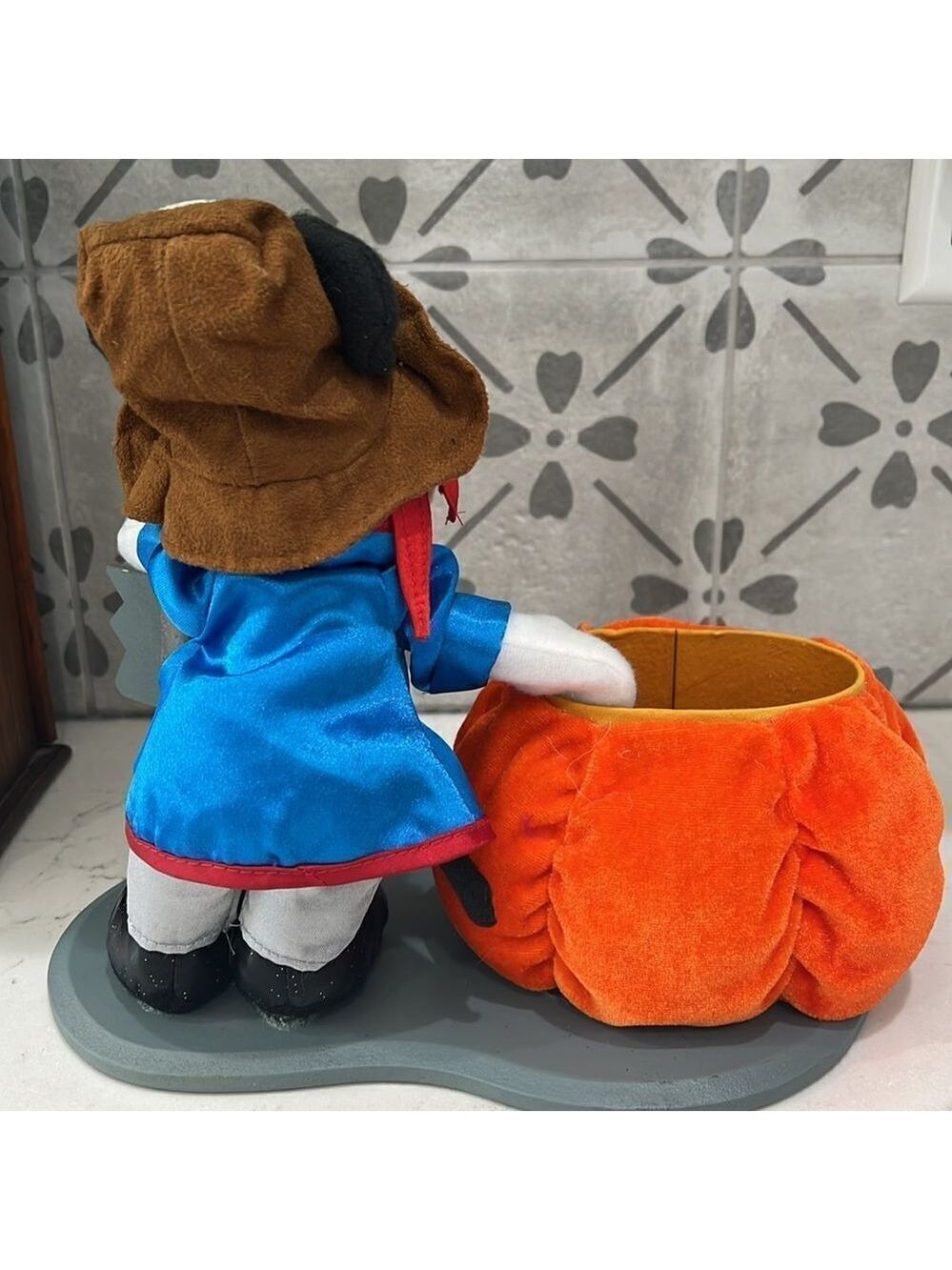 Vintage Mickey Mouse pirate Halloween treat holder. Very good vintage condition. - Picture 5 of 10